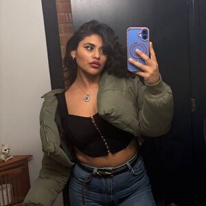 Meet your Posher, Shely